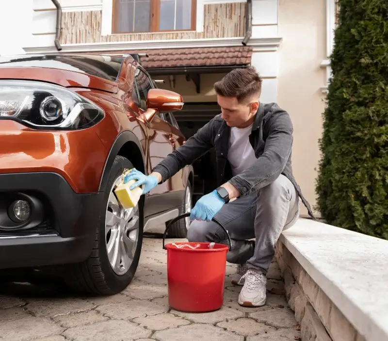 Lavage auto à domicile Caujac : professionnel intervenant sur un véhicule
